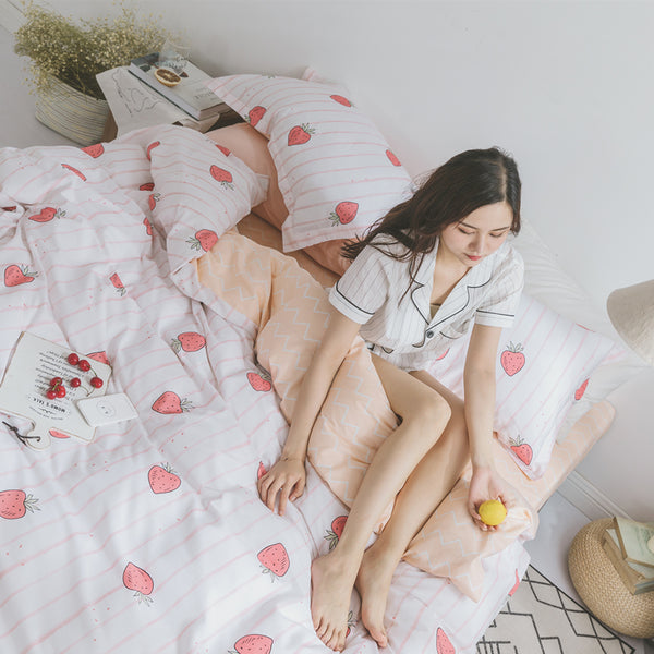Love Strawberry Bedding Set
