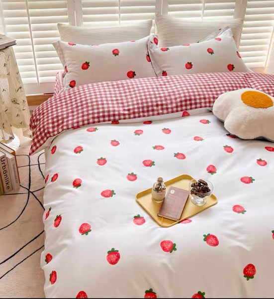 Little Strawberries Bedding Set