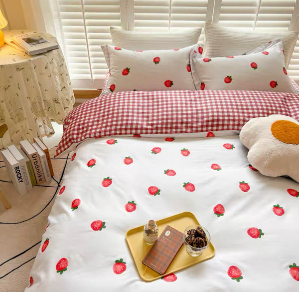 Little Strawberries Bedding Set